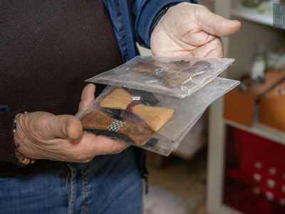 In radica d�ulivo locale ha plasmato invece dei simpatici papillon...